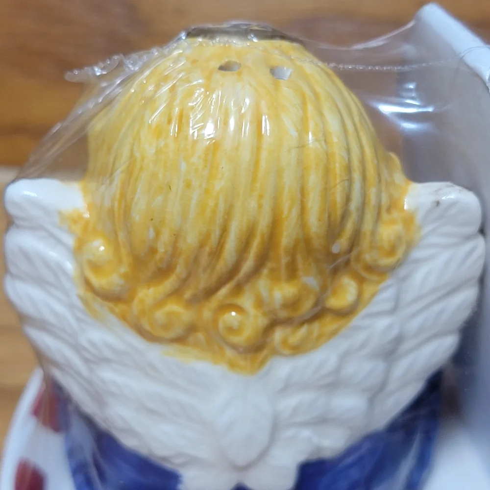 New Vintage Christmas Angels Salt and Pepper Shaker Set With Tray.